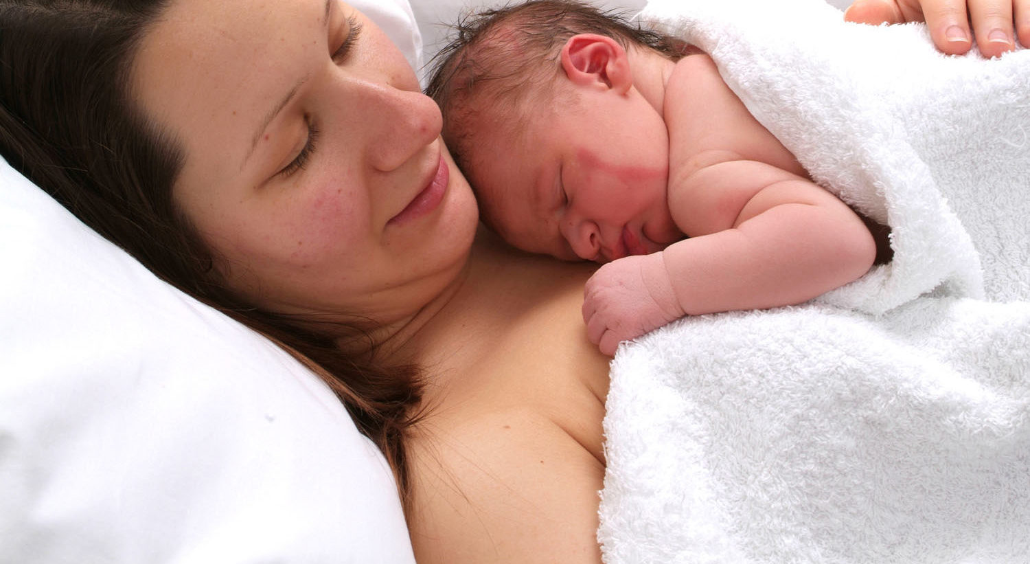 https://www.unicef.org.uk/babyfriendly/wp-content/uploads/sites/2/2021/08/newborn-sleeping-skin-to-skin-copy-1-e1628238845356.jpg