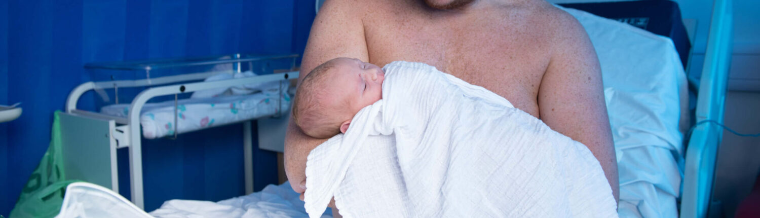 Dad in skin-to-skin with newborn