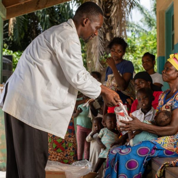 David Sumawe Bendea, a nurse at the Doctor Sharp health center in Afilondo, Tshopo province, Democratic Republic of the Congo, distributes ready-to-use therapeutic food to a mother whose child is suffering severe acute malnutrition. Banalia has been struck by a meningitis epidemic since June 2021. Malnutrition leading to a decrease in immune defenses, malnourished children develop an increased risk of contracting the disease. As part of the meningitis response, UNICEF has provided the health zone with 400 boxes of ready-to-use therapeutic food to treat 500 cases of malnutrition.