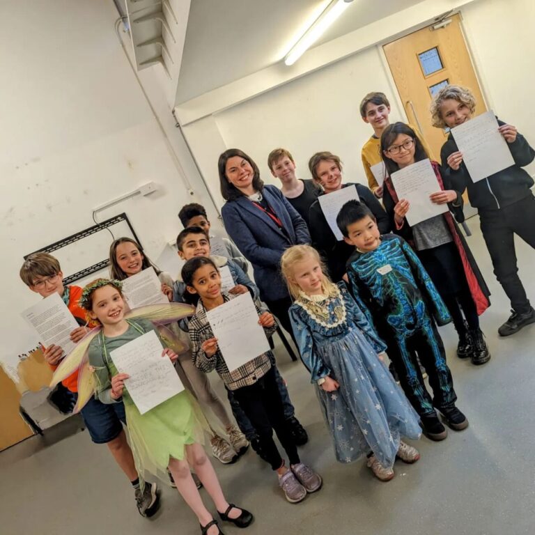 MP Sarah Olney visits students at Alexandra Primary School.