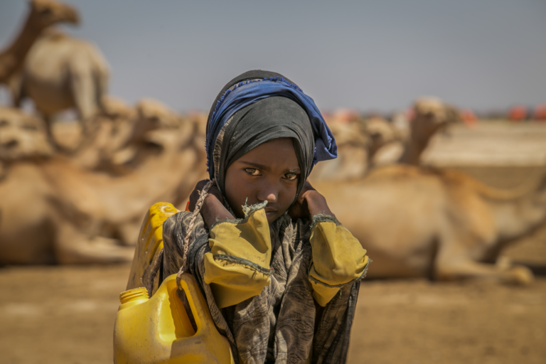 Sulem, 9, carries the jerry can holding water to her home which is four km away from the borehole. Sulem says because it’s the school break season she can help her family with household chores particularly needed in this difficult drought affected season. Unicef/Somalia 2017/Ayene