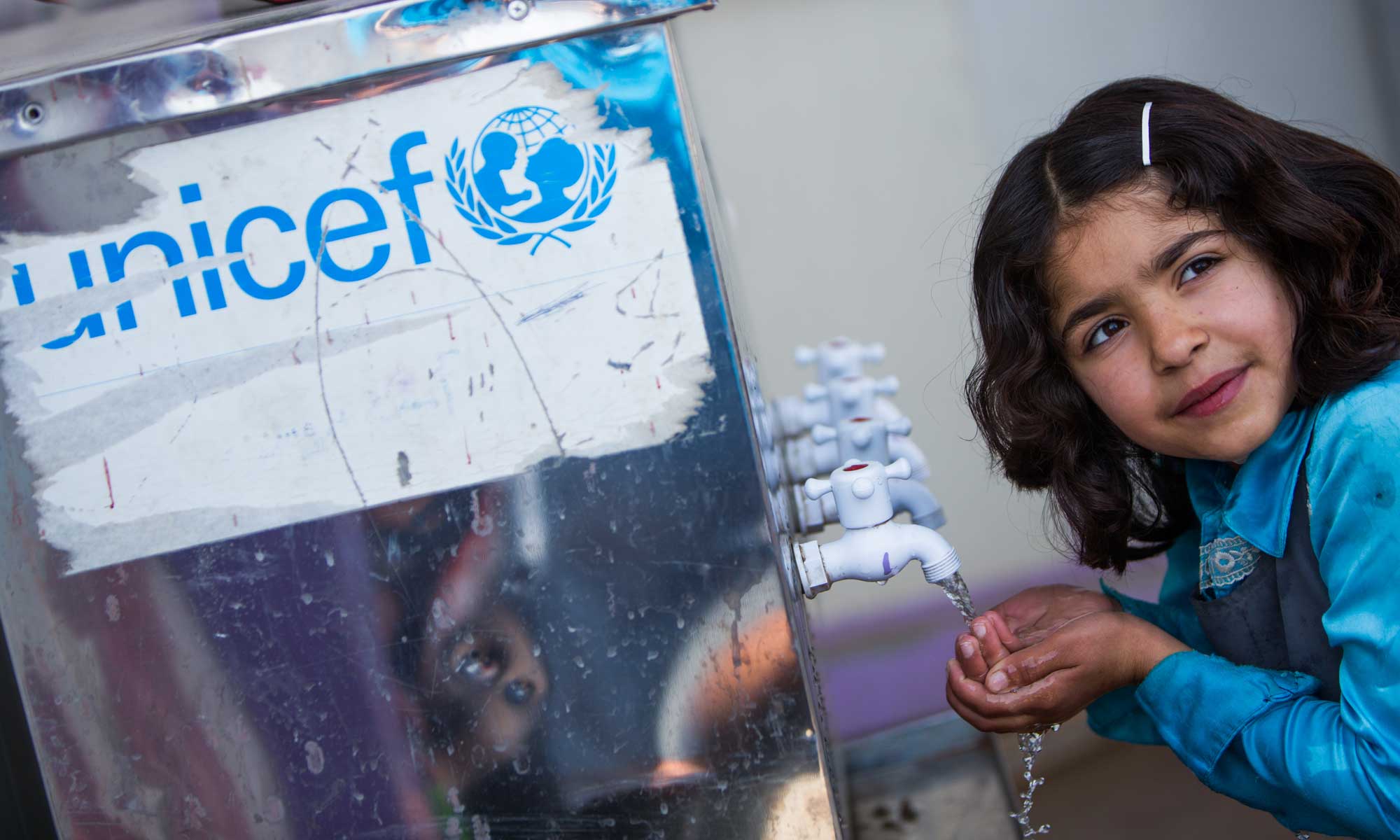A girl is drinking water from the water taps at her school in the Domiz refugee camp in Northern Iraq. UNICEF installed and is providing operations and maintenance support to WASH facilities in Domiz camp schools benefiting over 2,000 children.