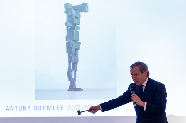Internationally renowned auctioneer Simon de Pury conducted the live auction, which raised over £750,000 for Syrian children. Unicef UK 2014 Bennett