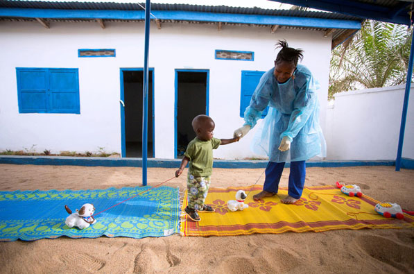 Tamba and Rose, an Ebola survivor, p[ay at a Unicef-supported nursery in Guinea. Photo: Unicef/Naftalin