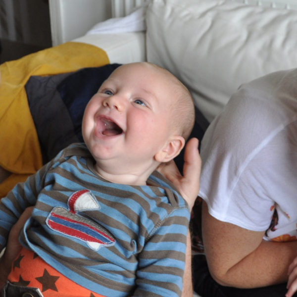 Keeping close in skin to skin contact in the NICU. Unicef UK/2012/Jeffs