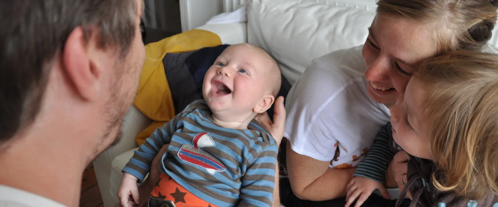 Keeping close in skin to skin contact in the NICU. Unicef UK/2012/Jeffs