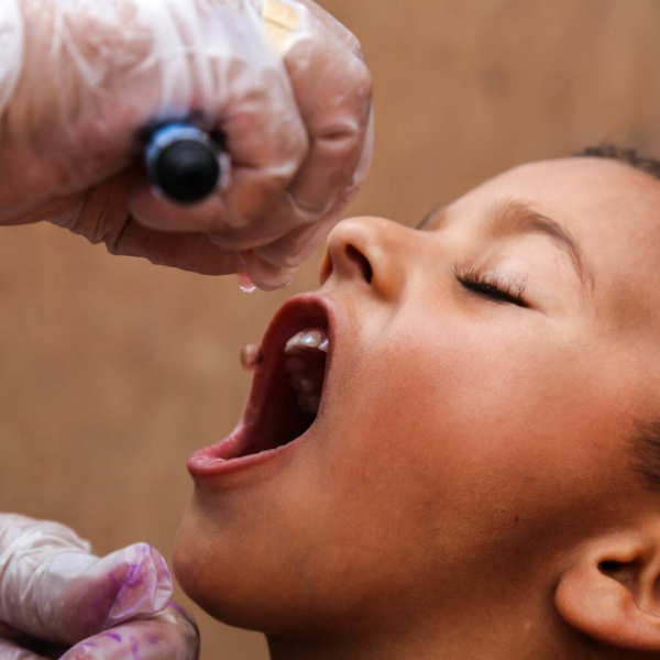 A health worker administers a polio vaccination to a boy in Harsham Camp, Iraq. Photo: Unicef/2015/Anmar