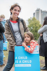 Cristina and Margarita_welcome refugees march