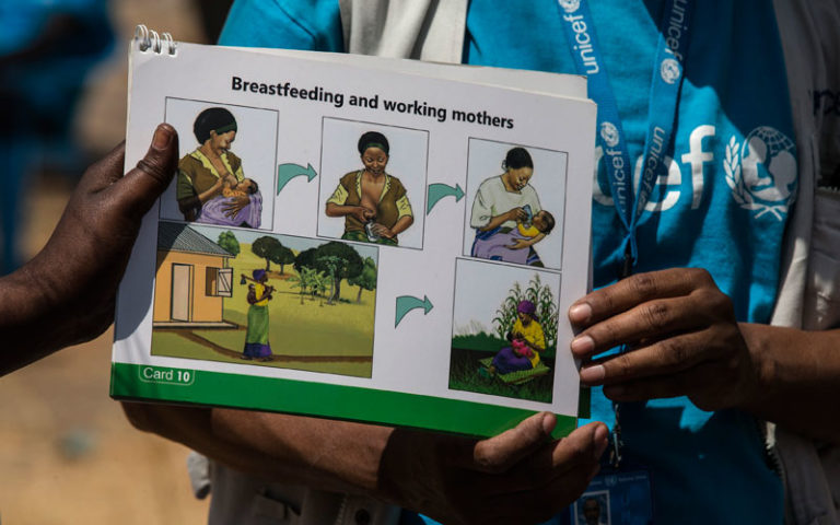 Breastfeeding education during a rapid response mission to address malnutrition in South Sudan. Photo: Unicef/Modola