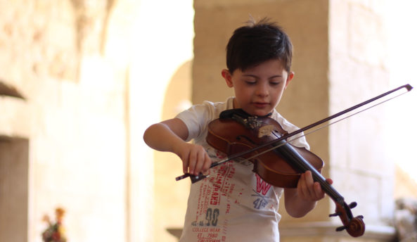 8-year-old Somar plays his violin in Syria. Unicef/2017/Al-Issa