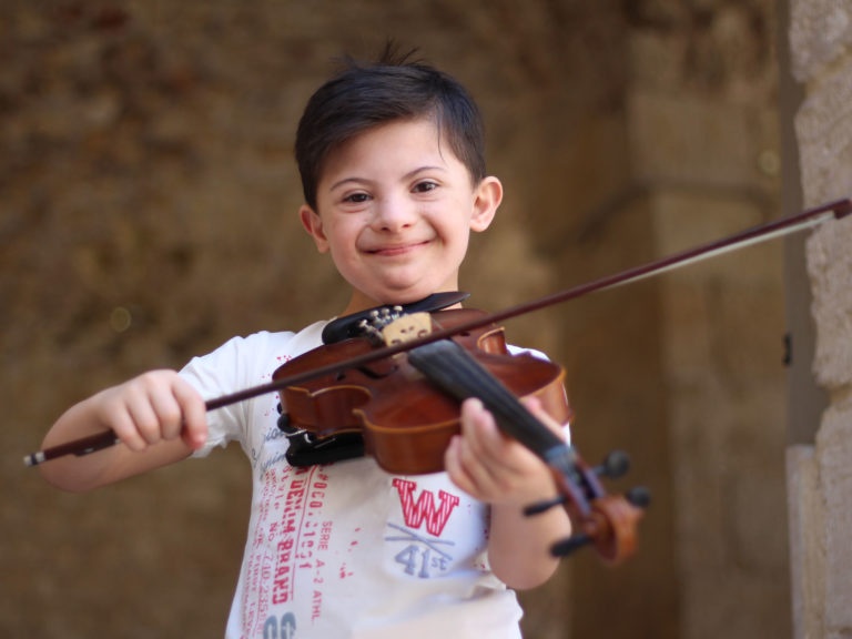 8-year-old Somar plays the violin in Syria.
