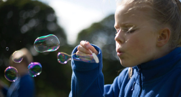 Jess takes a deep breath and blows bubbles. Join our campaign to keep children like Jess safe from the dangers of toxic air. Photo: Unicef/2018/Sutton-Hibbert