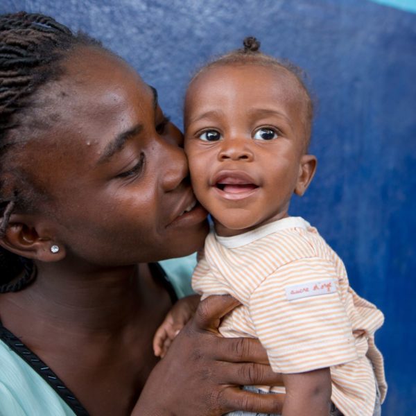 Urisemu (8 months) and his mother Mary at Louisiana Clinic, Monrovia Liberia. Unicef supported nutrition work in Liberia. 13/02/2018 Kschermbrucker / UNICEF