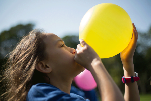 Every child's breath is under threat from toxic air. Thalia blows up a balloon. Photo: Unicef/2018/Sutton-Hibbert