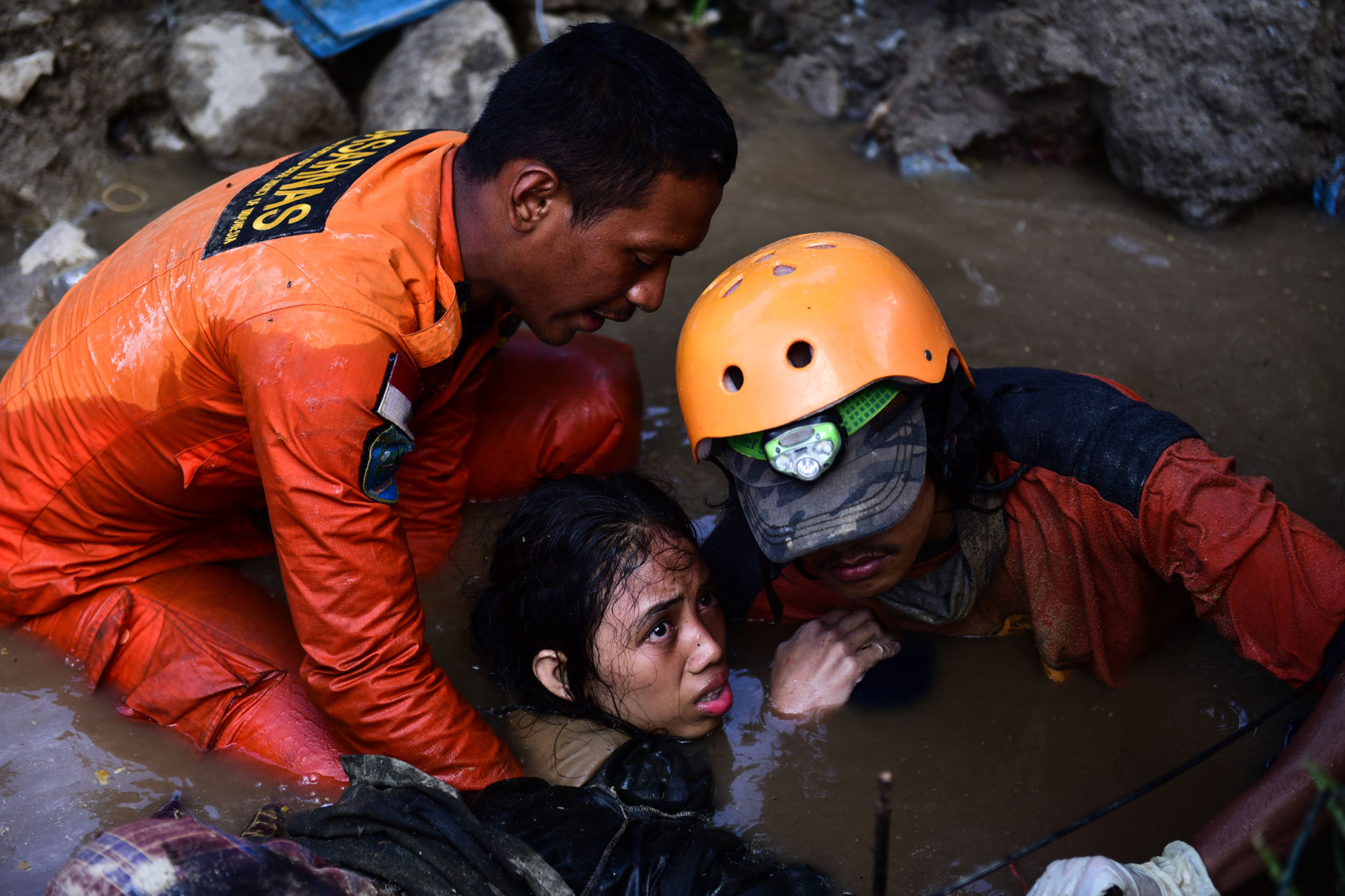 On 30 September 2018 in Indonesia, Nurul Istikhoroh (15) is evacuated by the Basarnas team at the Balaroa National Park in West Palu, Central Sulawesi, after almost 48 hours of being trapped in the rubble of their house and being submerged in water after the earthquake and tsunami that struck Sulawesi on September 28. © Unicef/Wilander