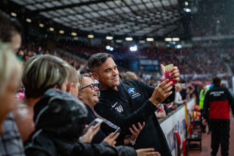 Robbie greets the crowd at Soccer Aid for UNICEF 2018