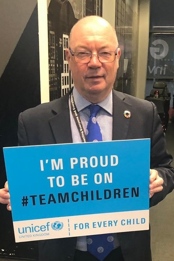 Alistair Burt MP shows he's on #TeamChildren with our sign
