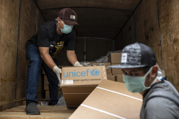 Health workers receive medical equipment during Covid-19 pandemic in Jakarta, Indonesia. © UNICEF/UNI313232/Wilander