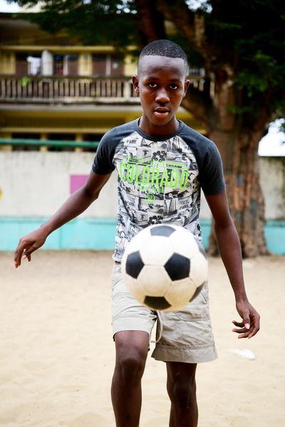 Child playing football in Côte d’Ivoire. ©UNICEF/Dejongh