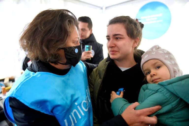 Mother and daughter from Ukraine talking with the UNICEF Regional Director for Europe and Central Asia Afhsan Khan