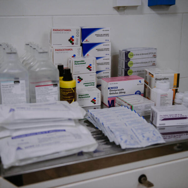 A hospital table with some of the necessary medical supplies.